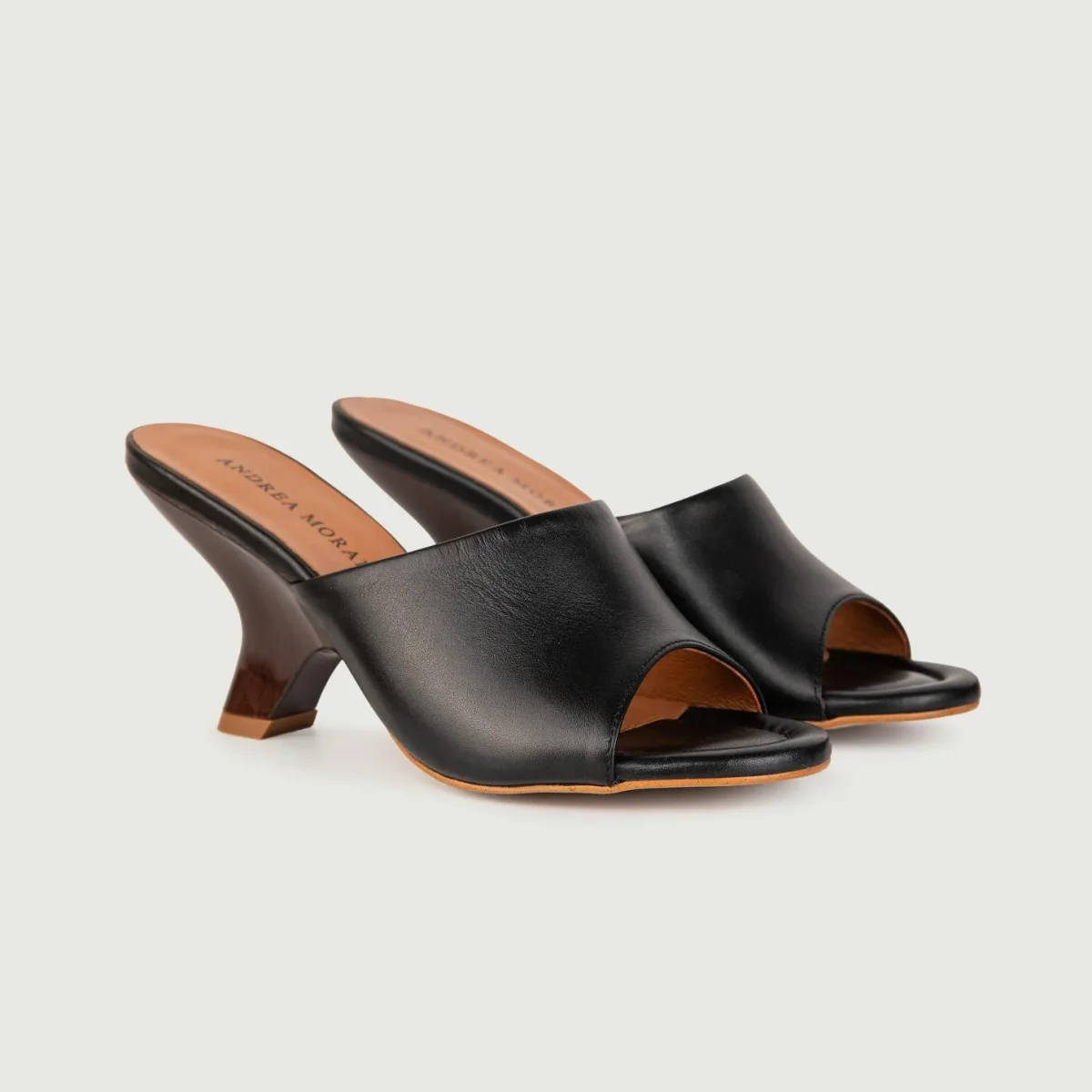 SABOT CON MAXI FASCIA IN PELLE NERA - immagine 3