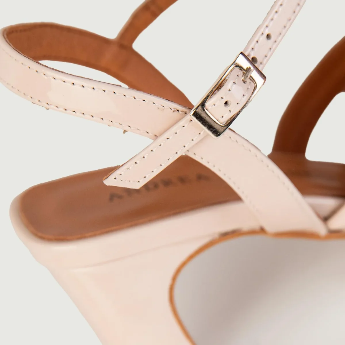 SANDALI CON TACCO IN VERNICE CIPRIA - immagine 6