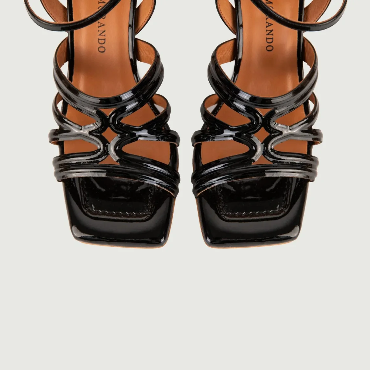 SANDALI CON TACCO IN VERNICE NERA - immagine 5