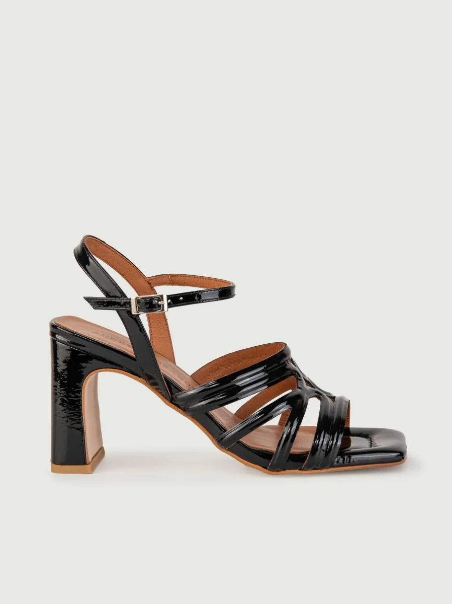 SANDALI CON TACCO IN VERNICE NERA