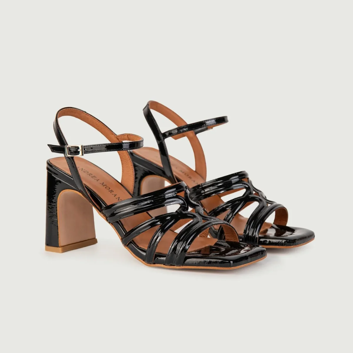 SANDALI CON TACCO IN VERNICE NERA - immagine 3