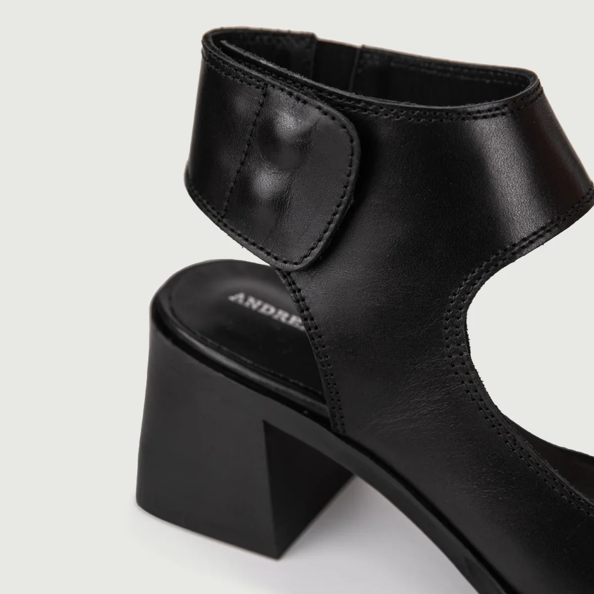 SANDALO CON CHIUSURA A BOTTONI E TACCO SQUADRATO - immagine 5