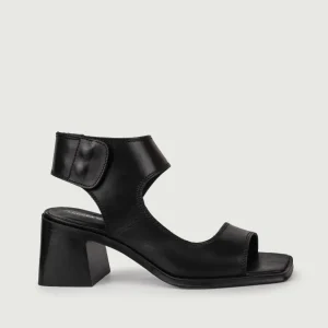 SANDALO CON CHIUSURA A BOTTONI E TACCO SQUADRATO