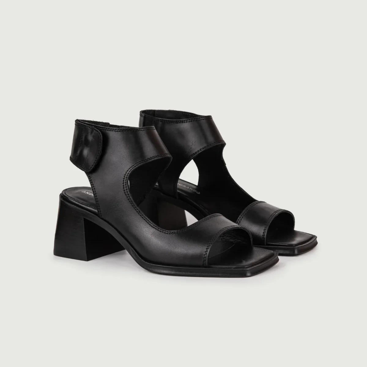 SANDALO CON CHIUSURA A BOTTONI E TACCO SQUADRATO - immagine 3