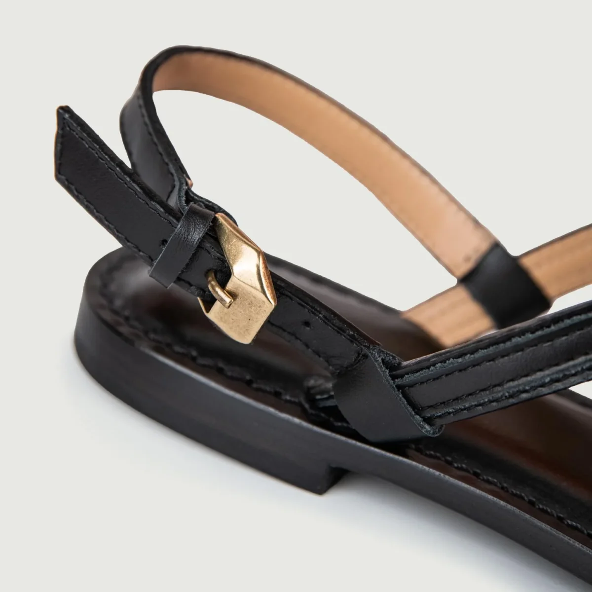SANDALO INFRADITO IN PELLE NERO CON DETTAGLIO DORATO - immagine 5