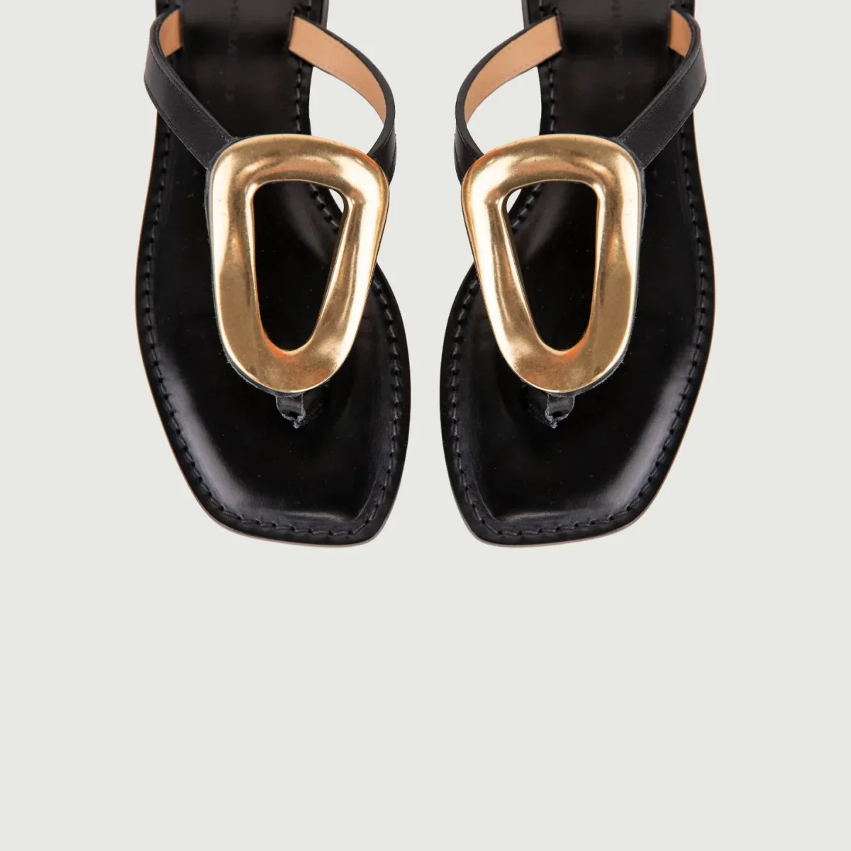 SANDALO INFRADITO IN PELLE NERO CON DETTAGLIO ORO - immagine 4