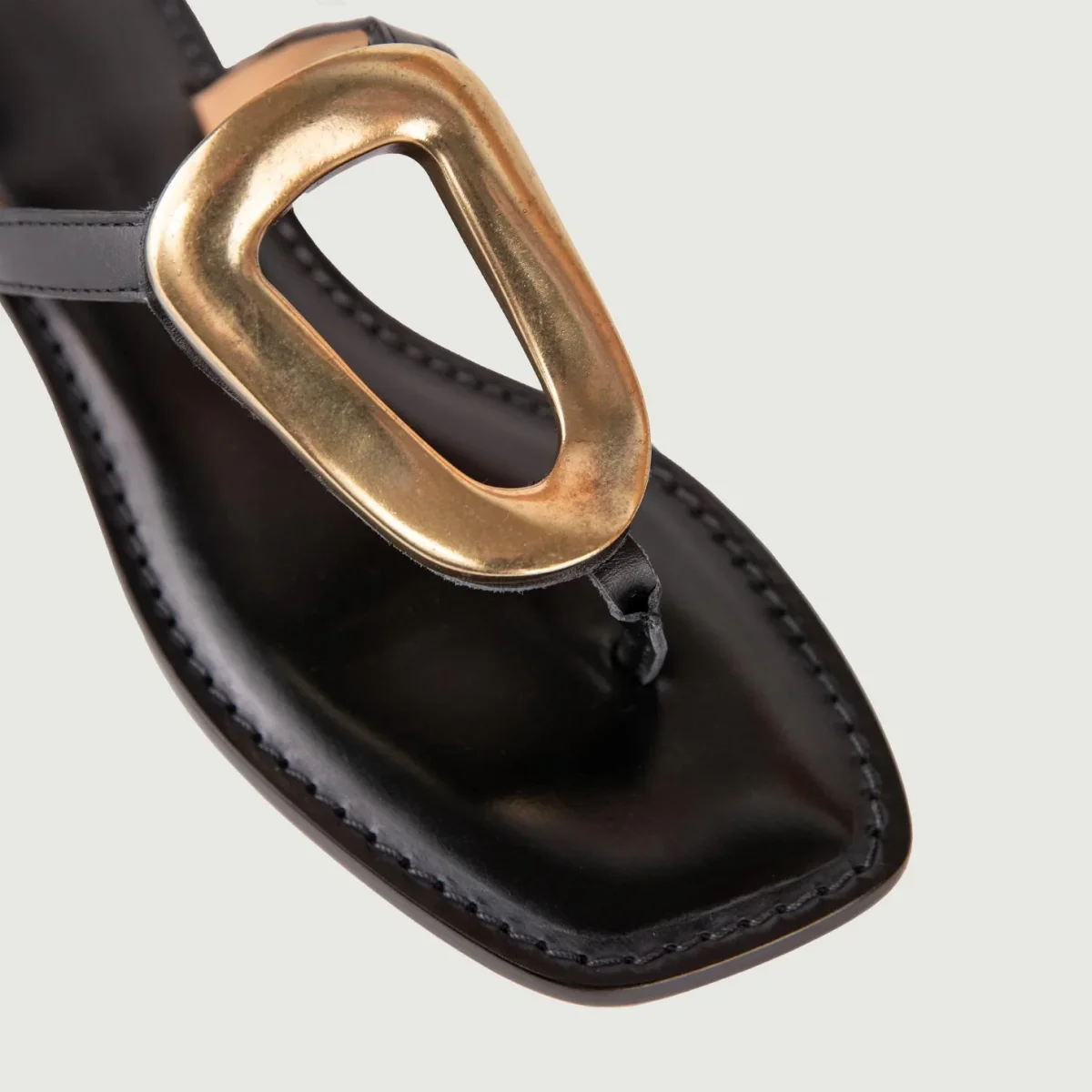 SANDALO INFRADITO IN PELLE NERO CON DETTAGLIO ORO - immagine 5