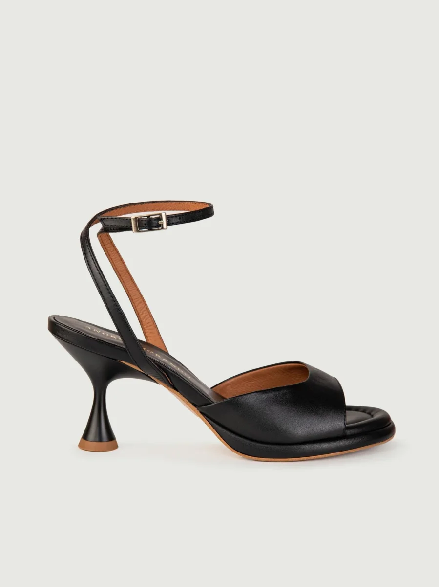SANDALO IN PELLE NERA CON TACCO A ROCCHETTO