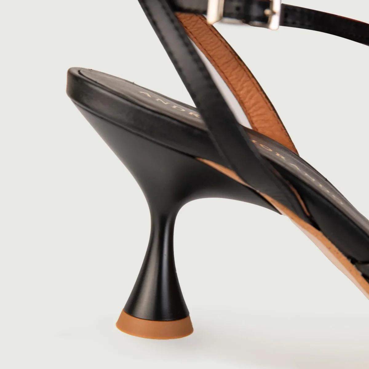 SANDALO IN PELLE NERA CON TACCO A ROCCHETTO - immagine 6