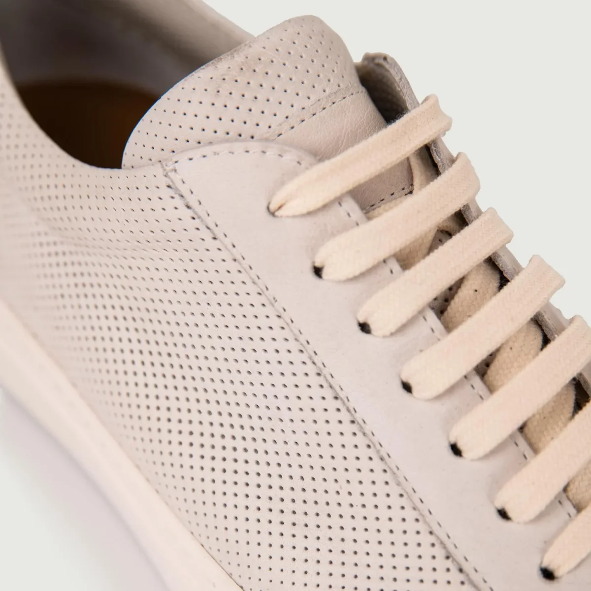 SNEAKER in pelle traforata beige effetto vintage - immagine 6