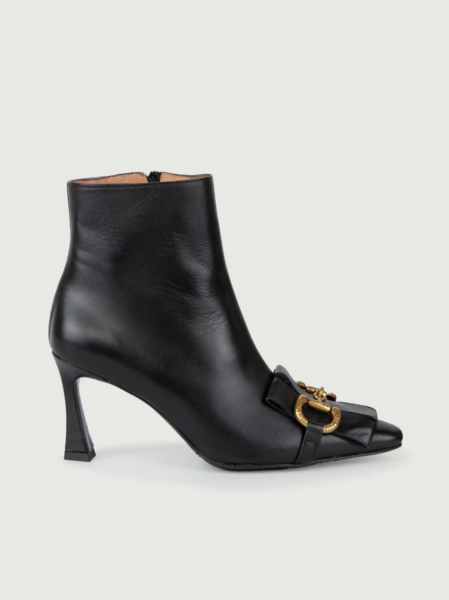 STIVALETTO IN PELLE NERA CON MORSETTO.