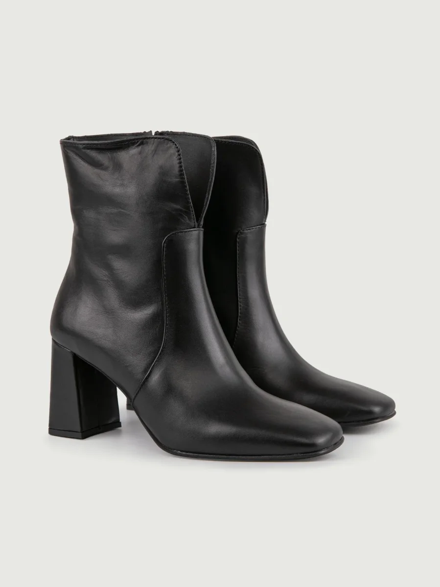 STIVALETTO IN PELLE NERA CON SCOLLO FRONTALE