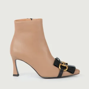 STIVALETTO IN PELLE SABBIA CON MORSETTO.