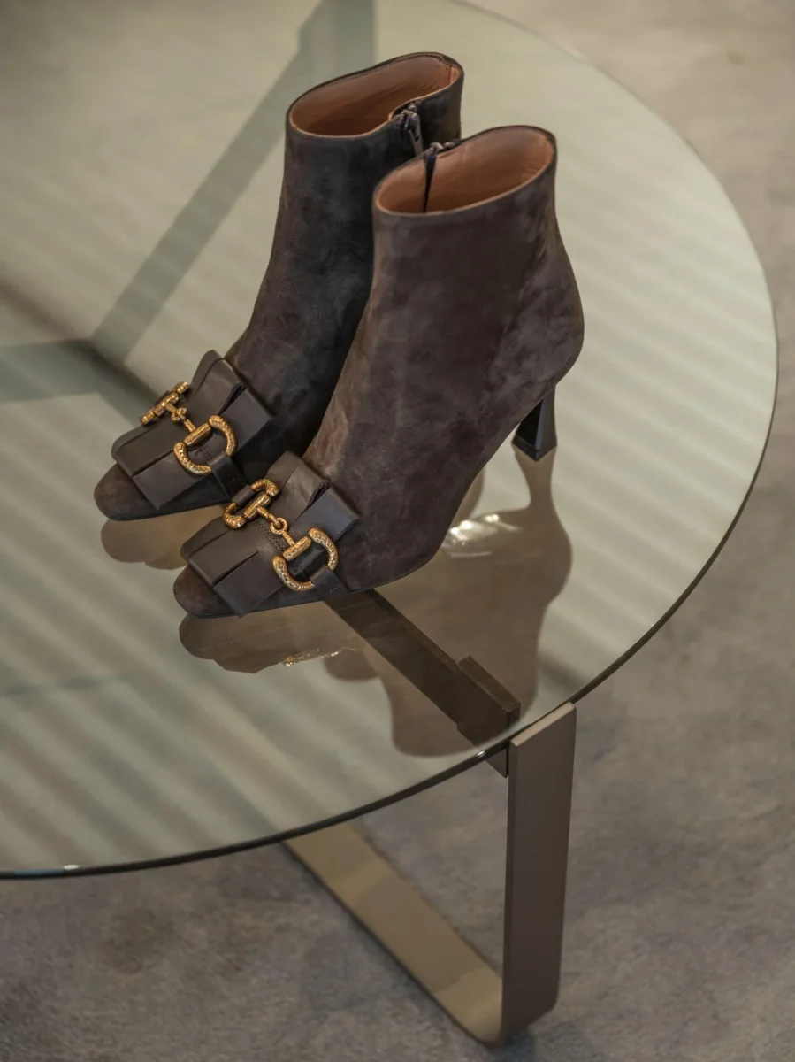 STIVALETTO SCAMOSCIATO TESTA DI MORO CON MORSETTO - immagine 7