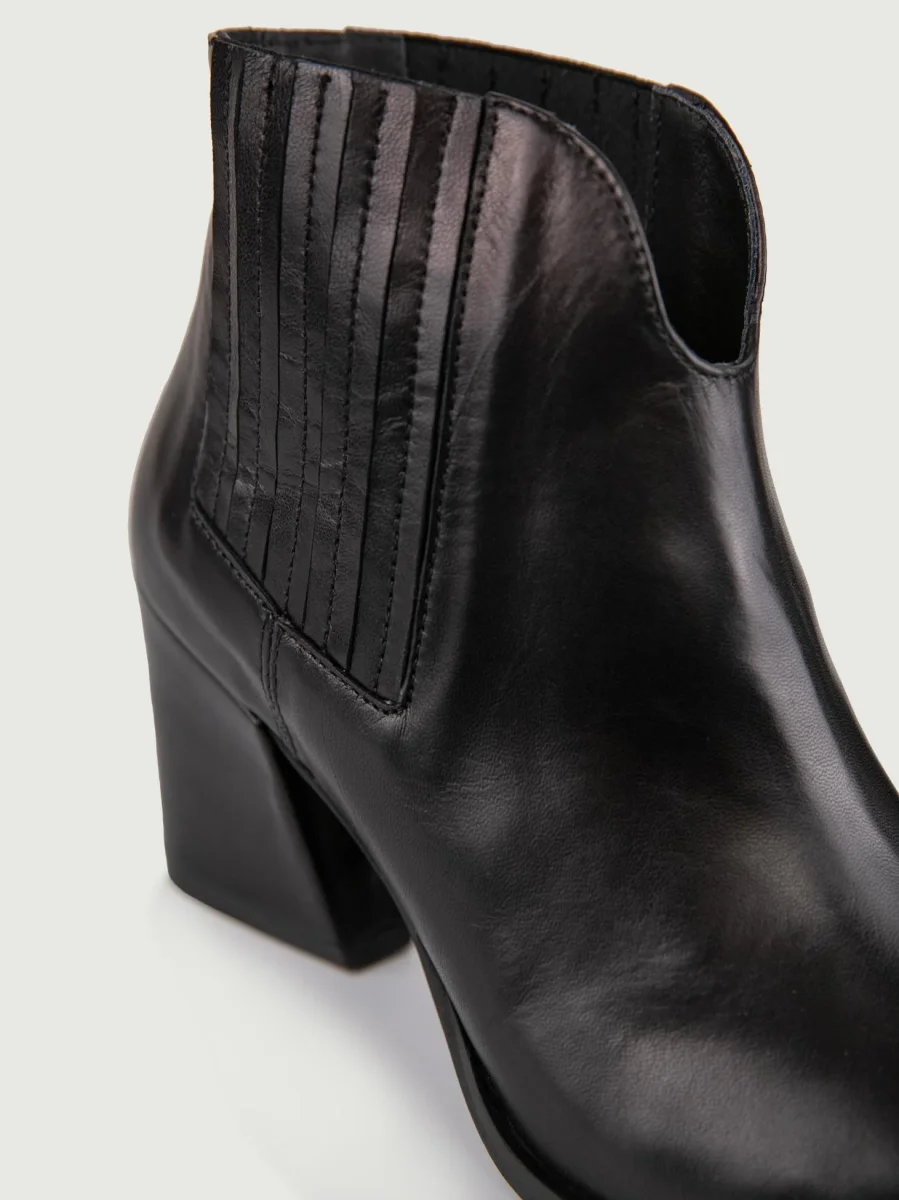 STIVALETTO TEXANO IN PELLE NERA CON SCOLLO - immagine 6