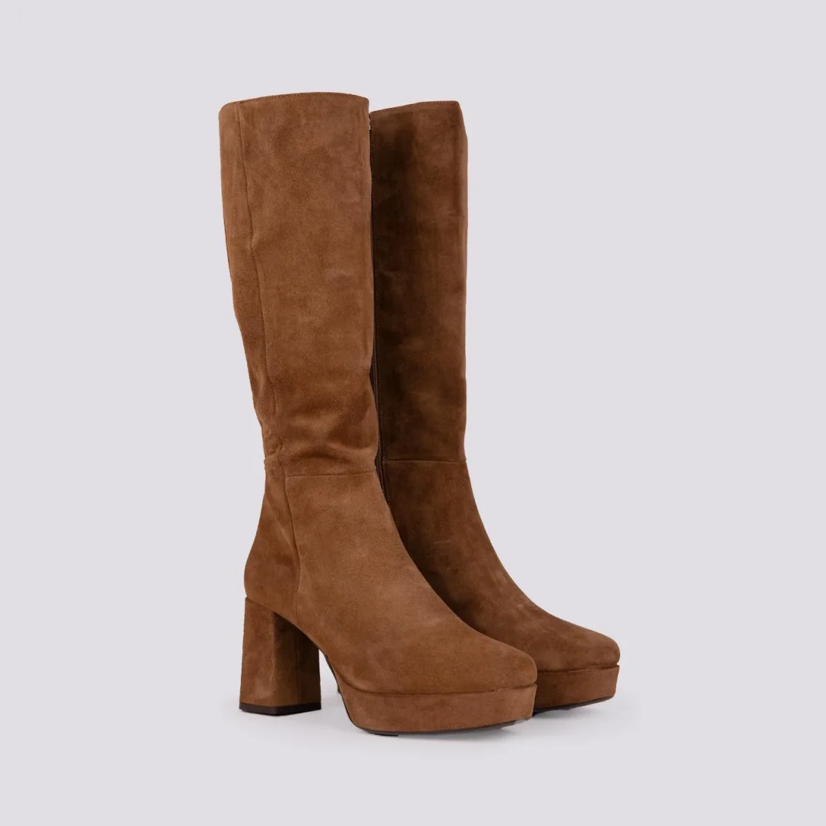 STIVALE ALTO CON TACCO SPESSO E PLATEAU IN CAMOSCIO MARRONE - immagine 3