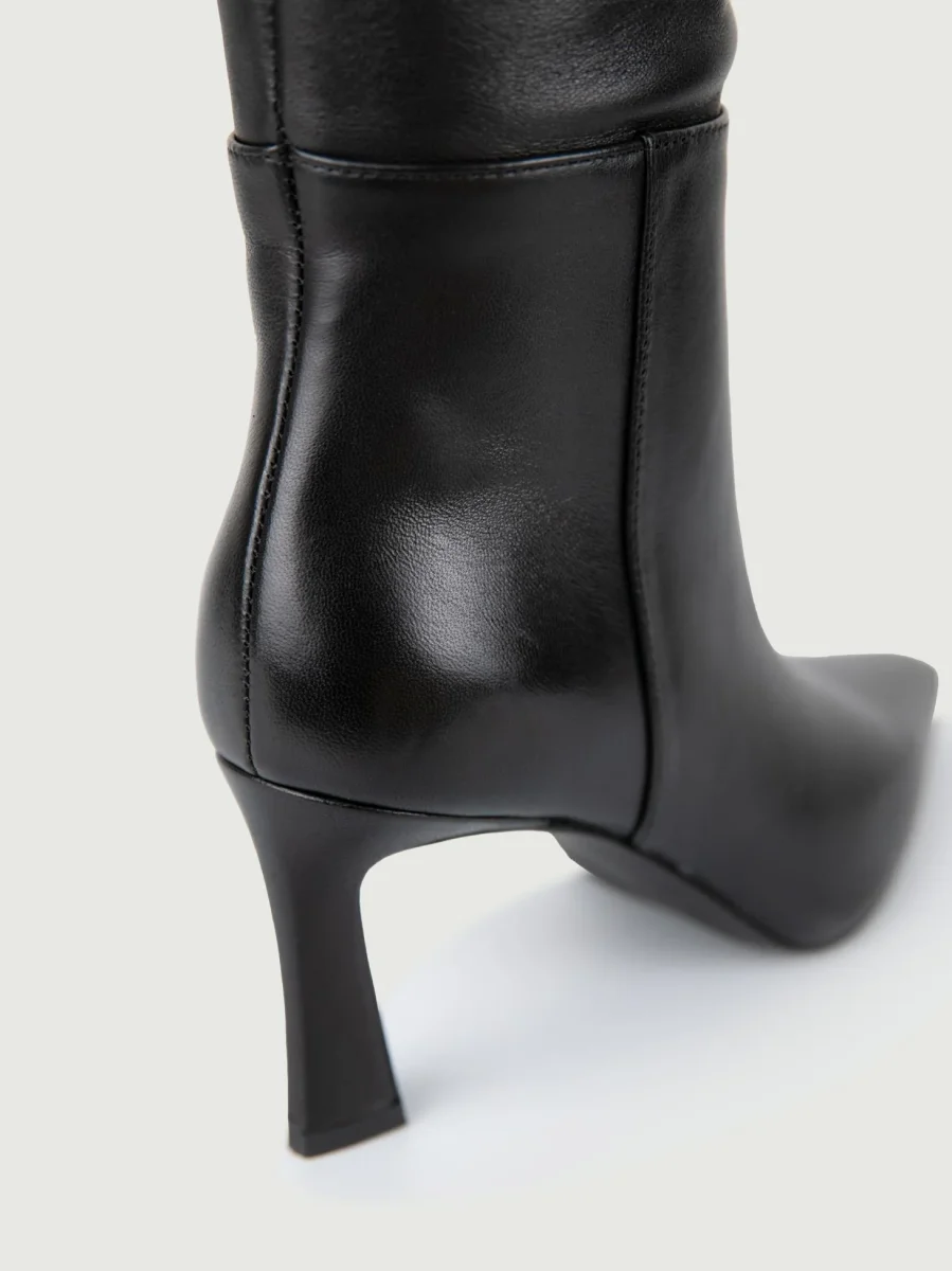 STIVALE A PUNTA IN PELLE NERA - immagine 6