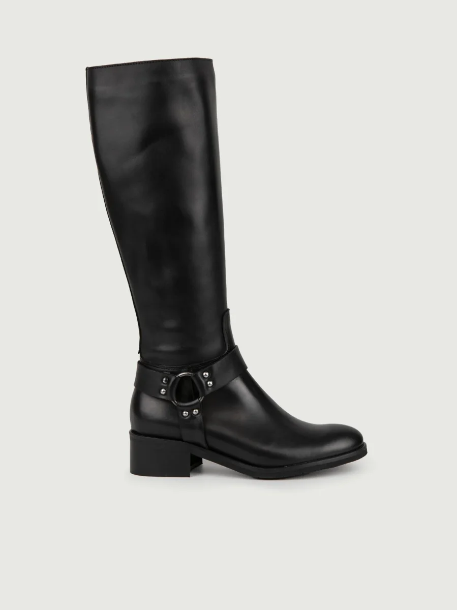 STIVALE IN PELLE NERA DETTAGLIO STAFFA