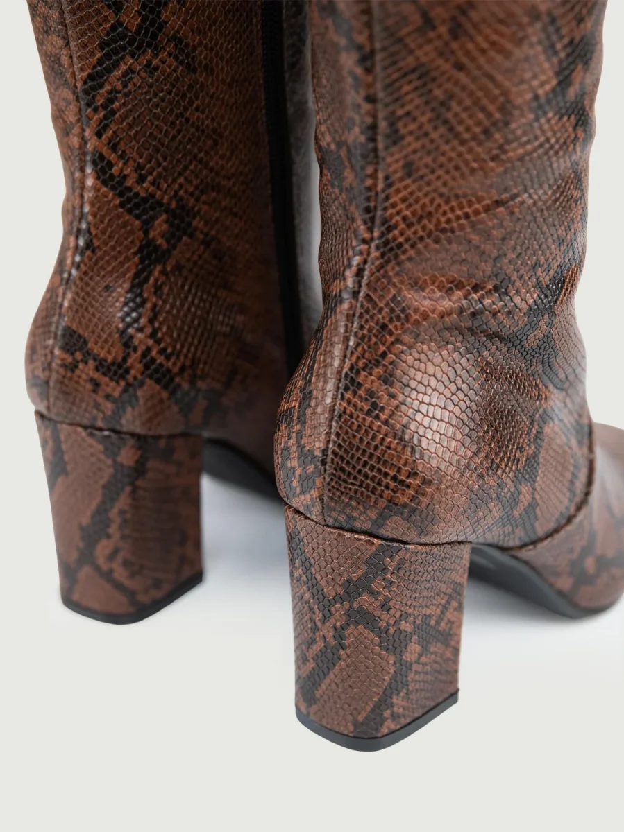 STIVALE IN PELLE STAMPA PITONE MARRONE - immagine 7