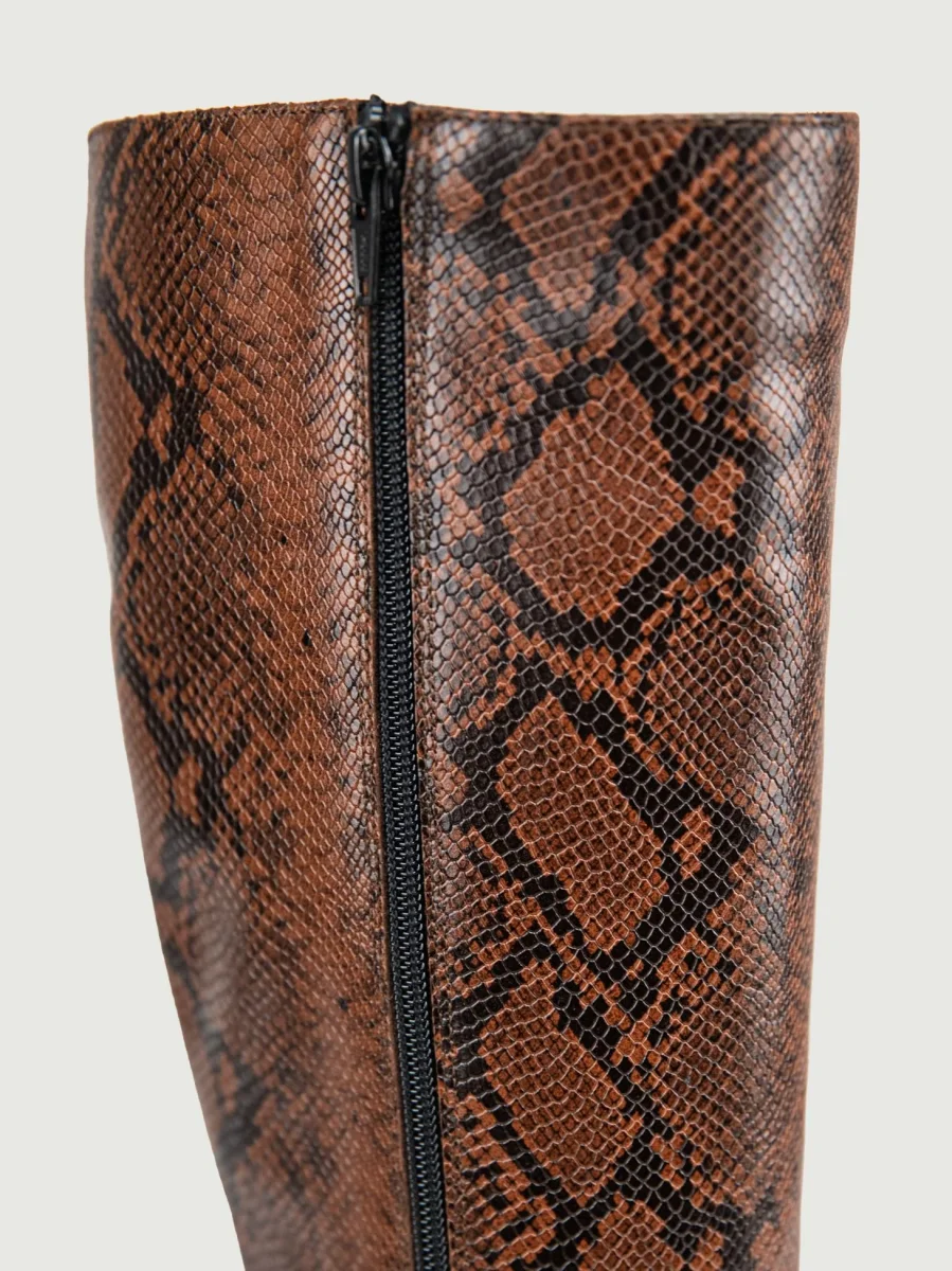 STIVALE IN PELLE STAMPA PITONE MARRONE - immagine 6