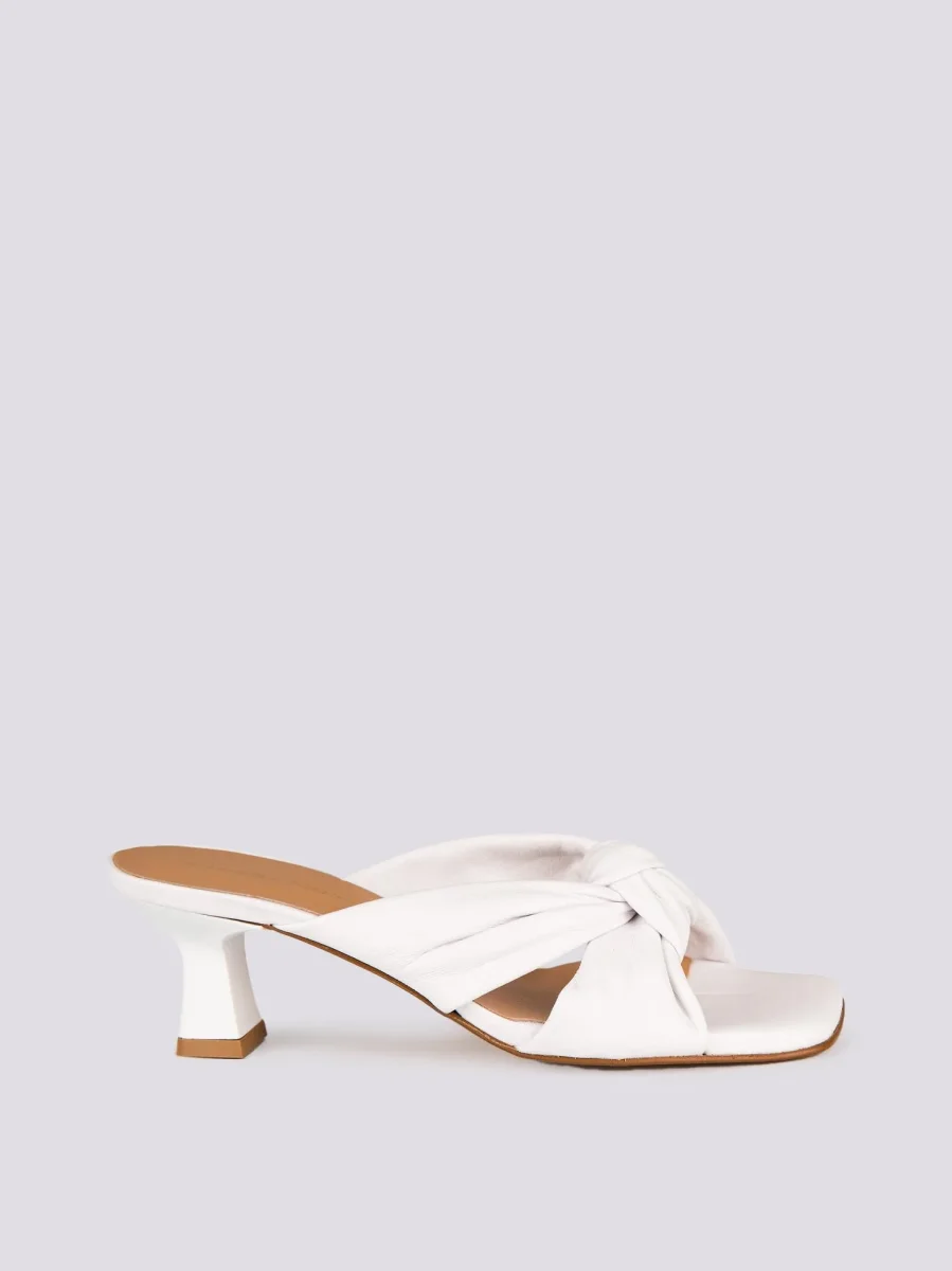 Sabot in pelle bianca con nodo