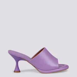 Sabot in pelle lilla con tacco a rocchetto e maxi fascia
