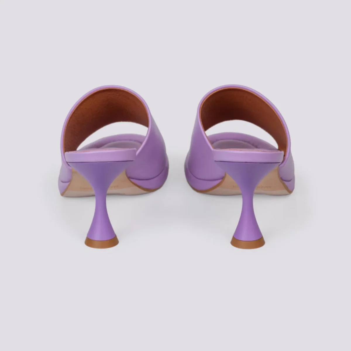 Sabot in pelle lilla con tacco a rocchetto e maxi fascia - immagine 4