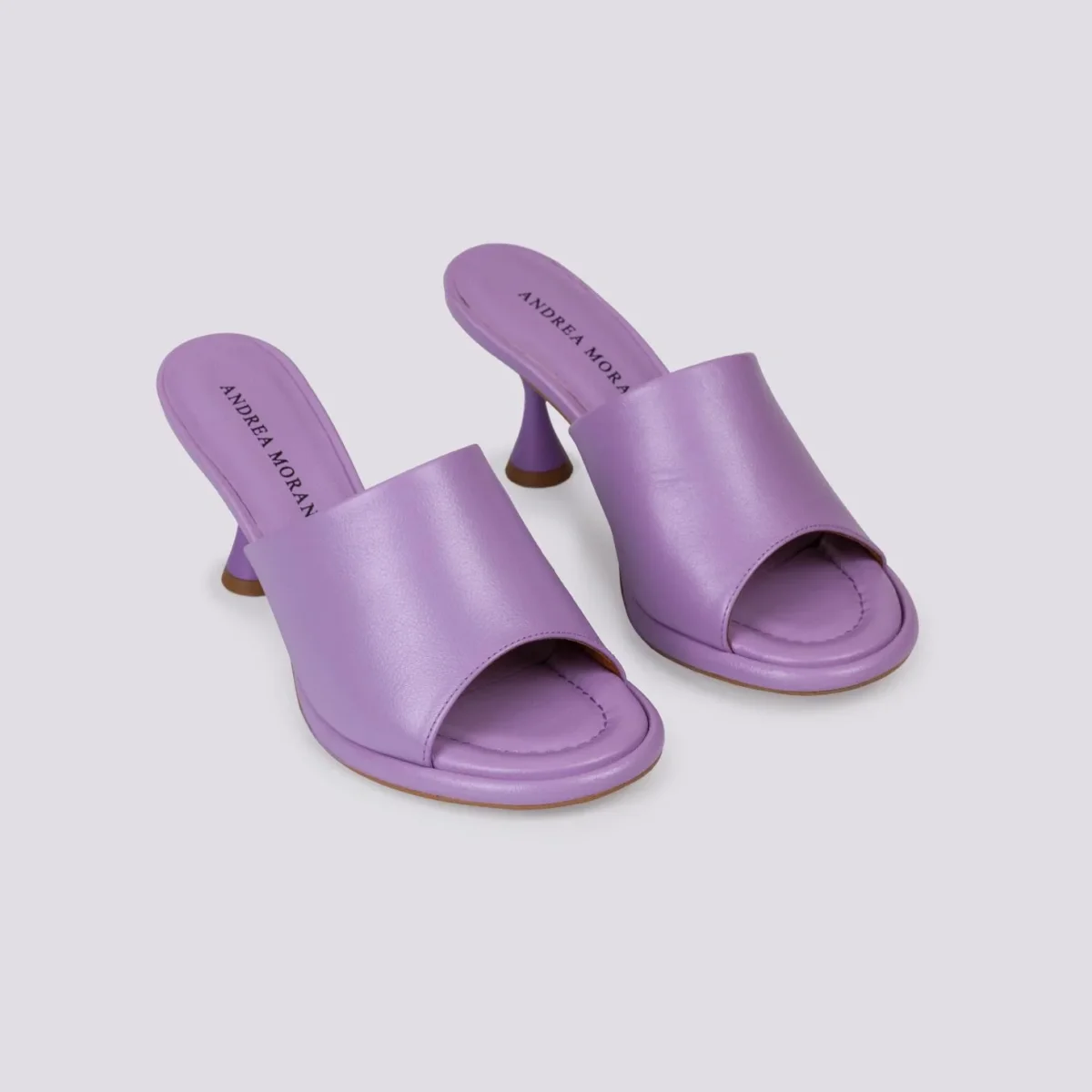 Sabot in pelle lilla con tacco a rocchetto e maxi fascia - immagine 3