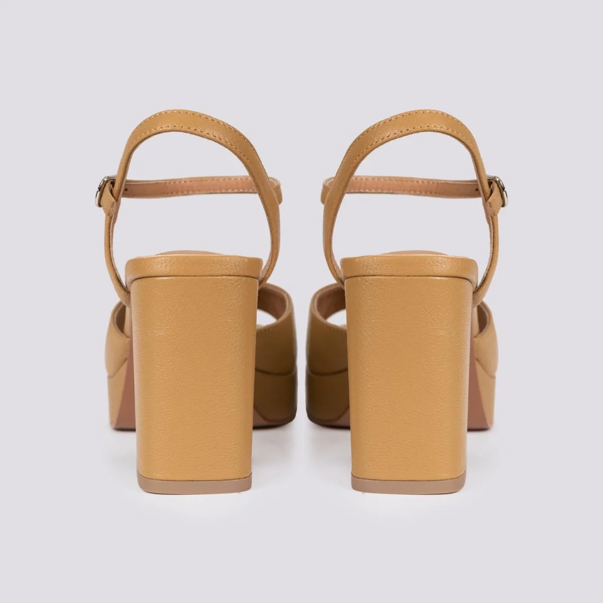 Sandalo beige con tacco spesso e listino alla caviglia - immagine 4