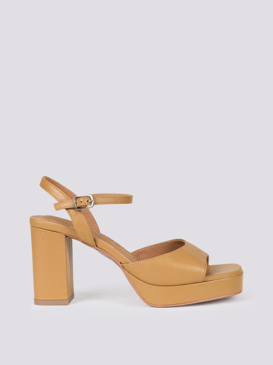 Sandalo beige con tacco spesso e listino alla caviglia