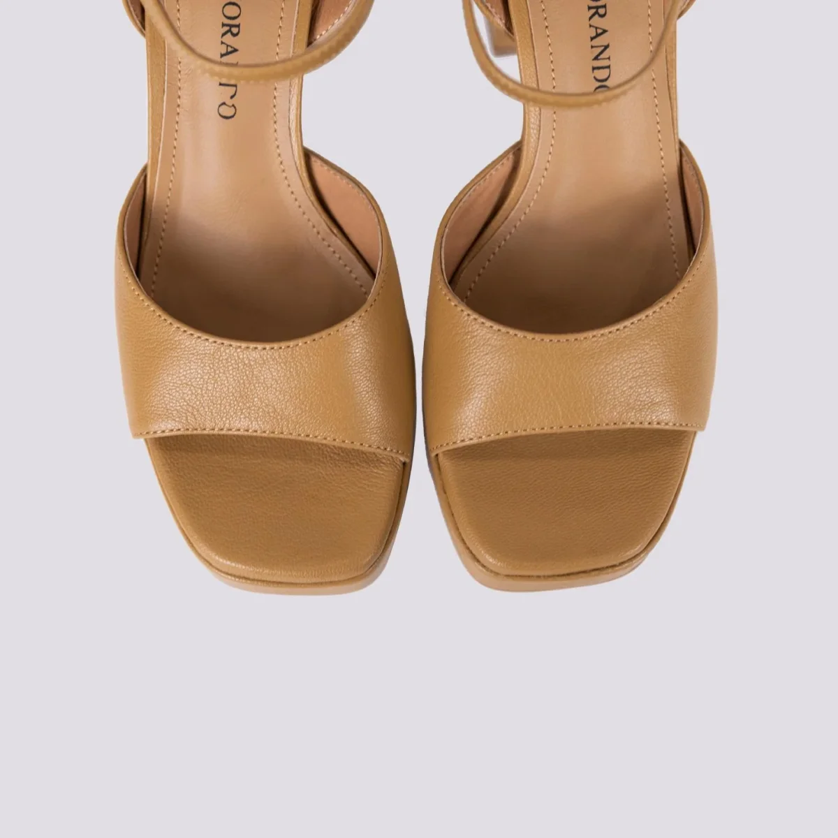 Sandalo beige con tacco spesso e listino alla caviglia - immagine 5