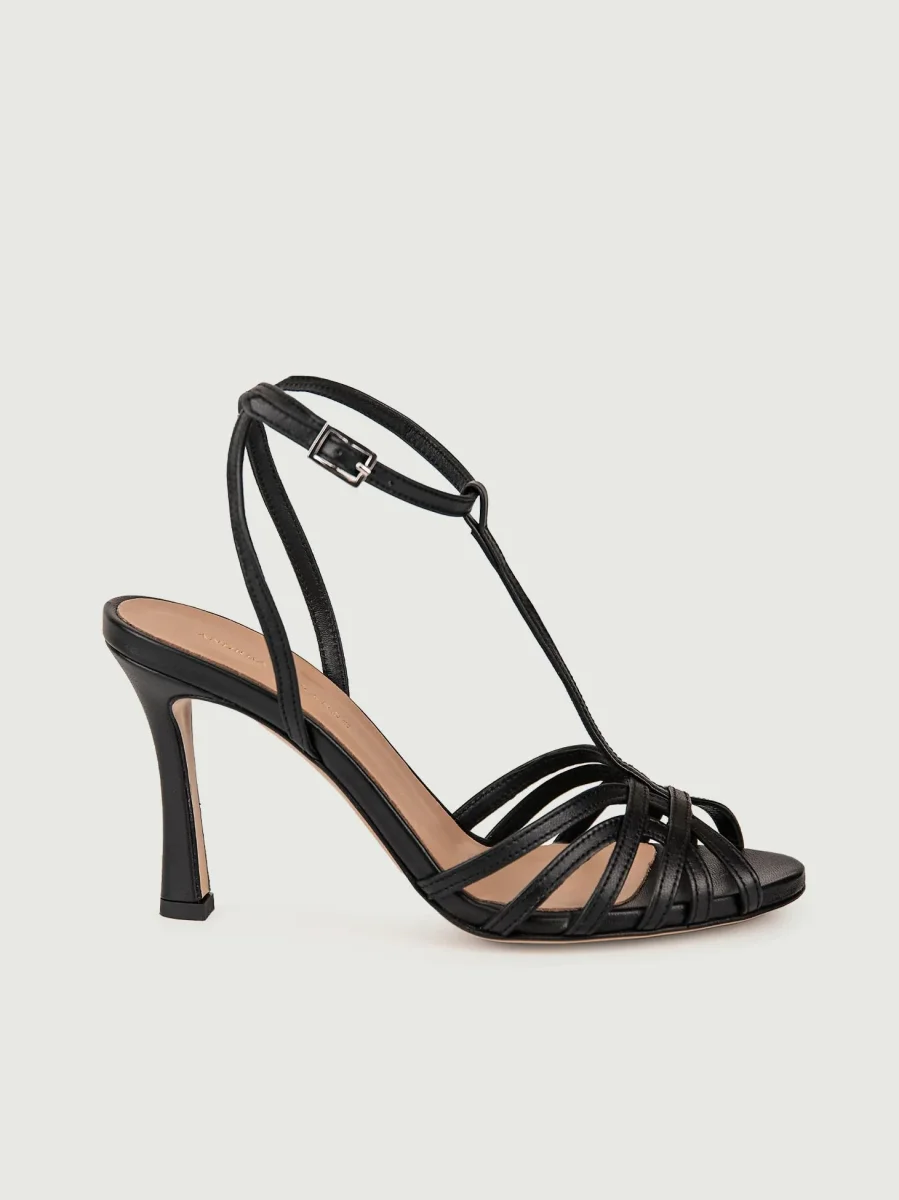 Sandalo con tacco e cinturino in pelle nero