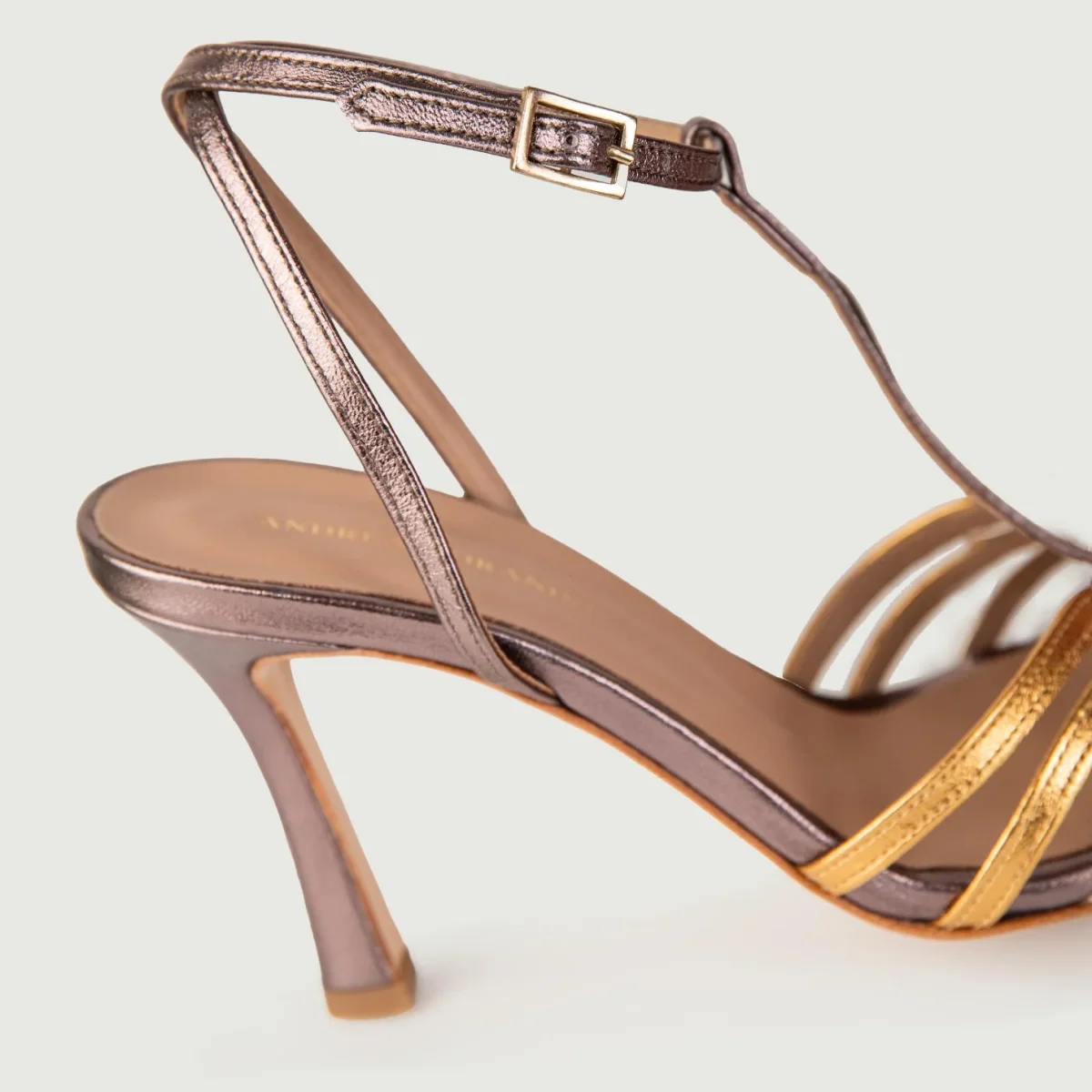 Sandalo con tacco in pelle Bronzo - immagine 6