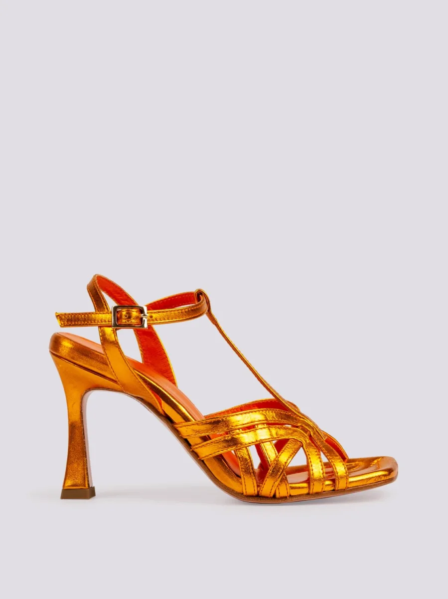 Sandalo con tacco rocchetto laminato arancione