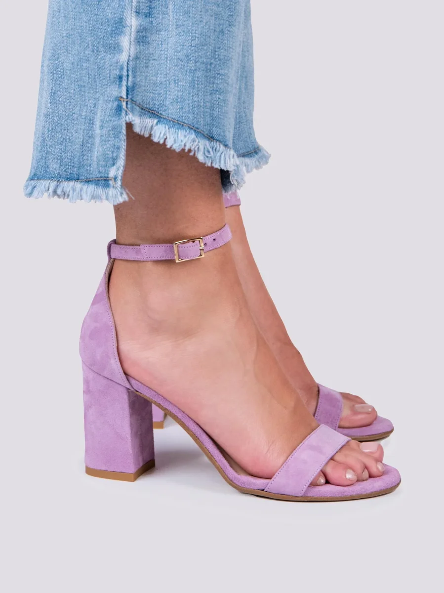 Sandalo con tacco spesso in camoscio lilla - immagine 5