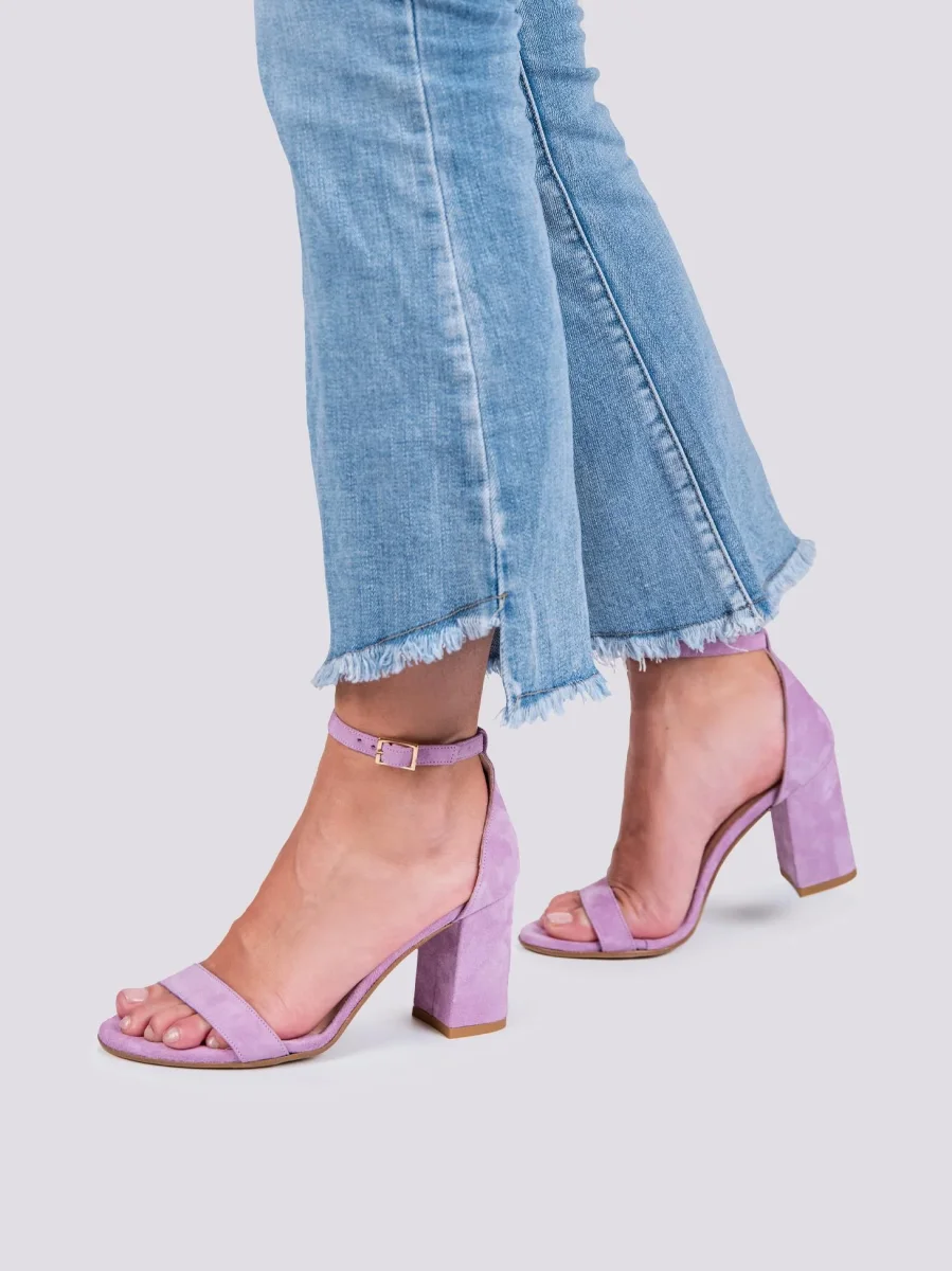 Sandalo con tacco spesso in camoscio lilla - immagine 6