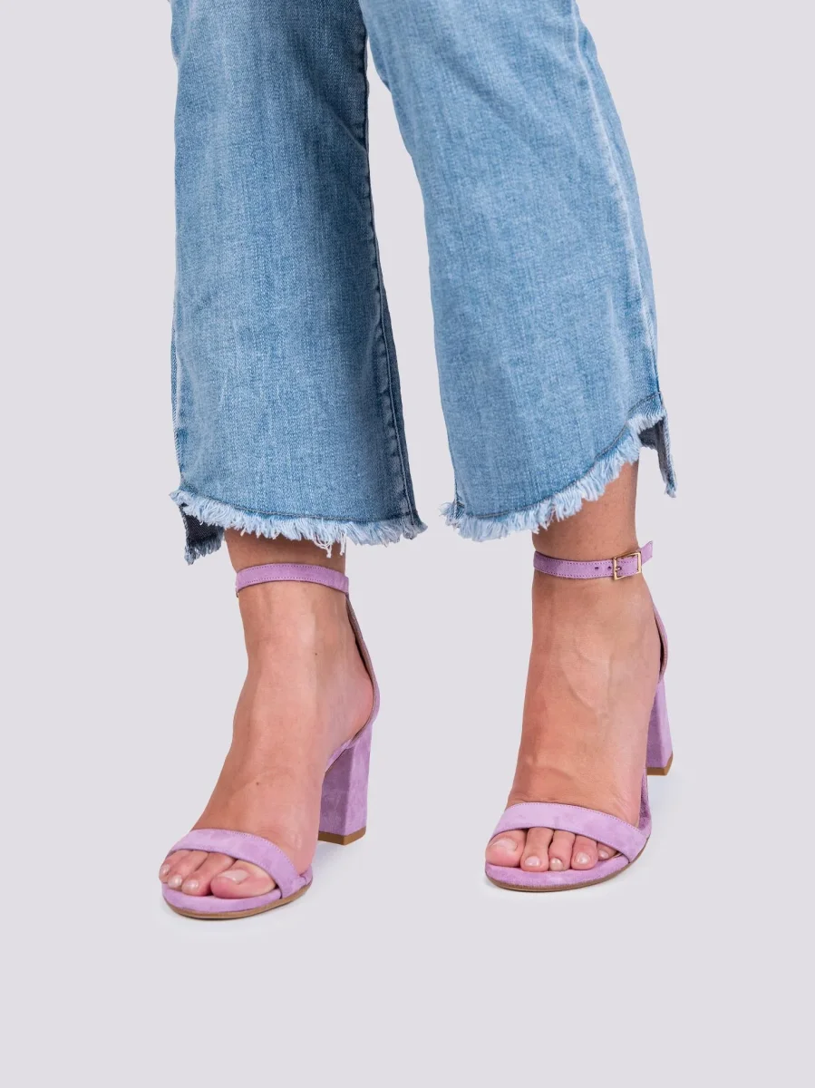 Sandalo con tacco spesso in camoscio lilla - immagine 7