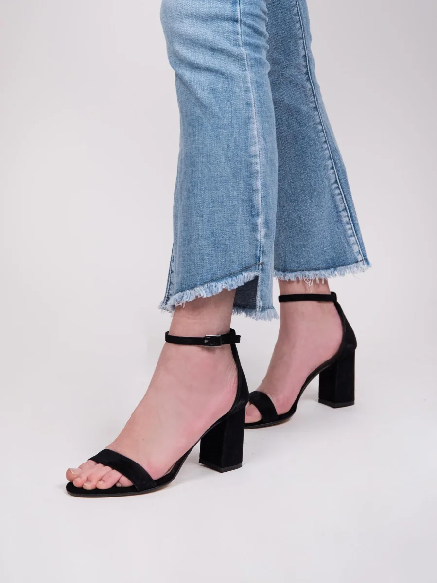 Sandalo con tacco spesso in camoscio nero - immagine 7