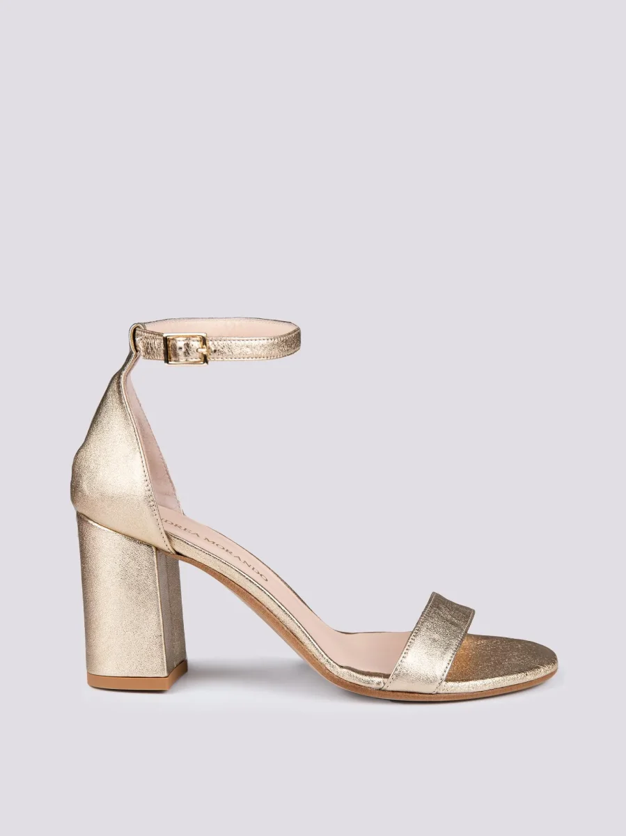 Sandalo con tacco spesso in pelle laminata oro
