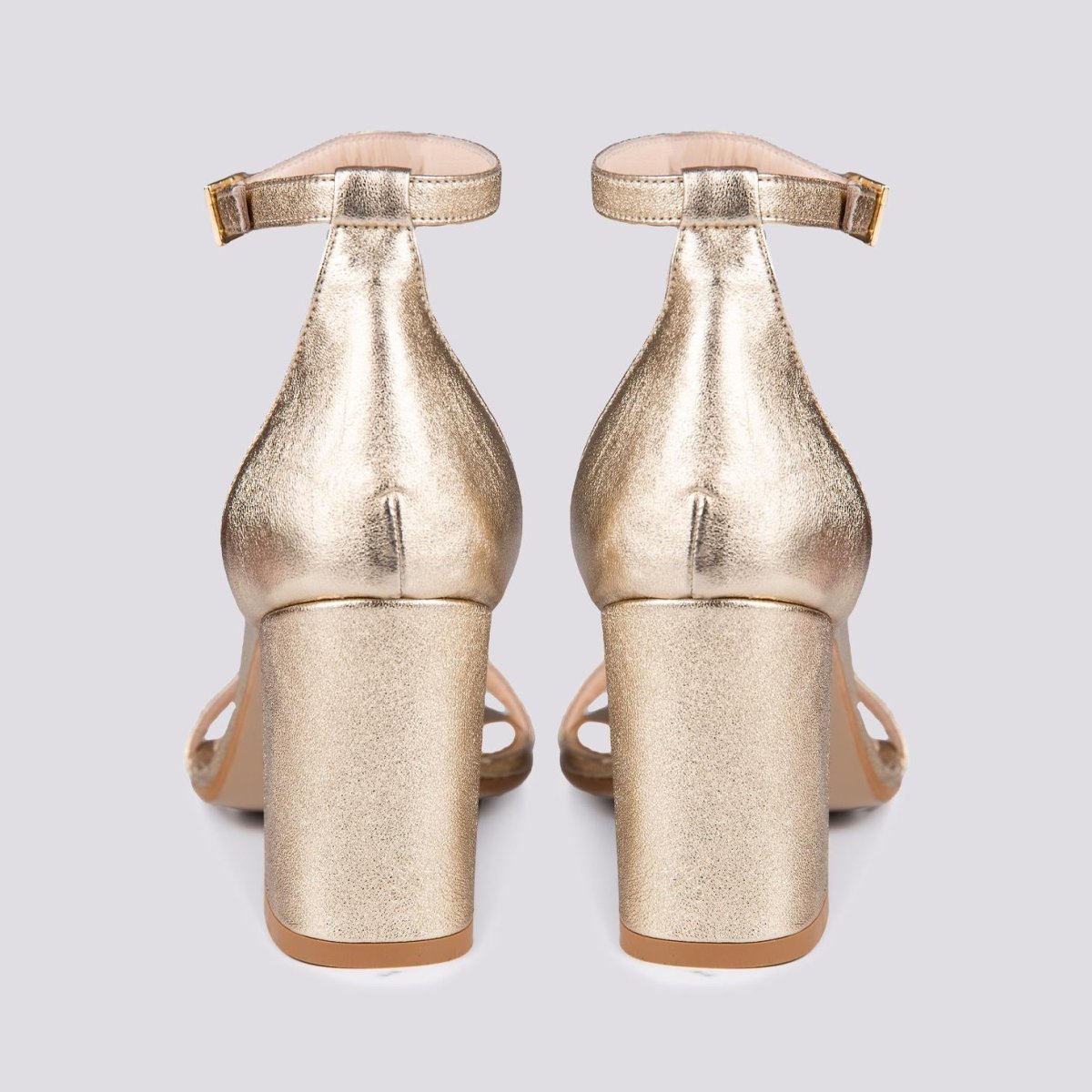 Sandalo con tacco spesso in pelle laminata oro - immagine 4