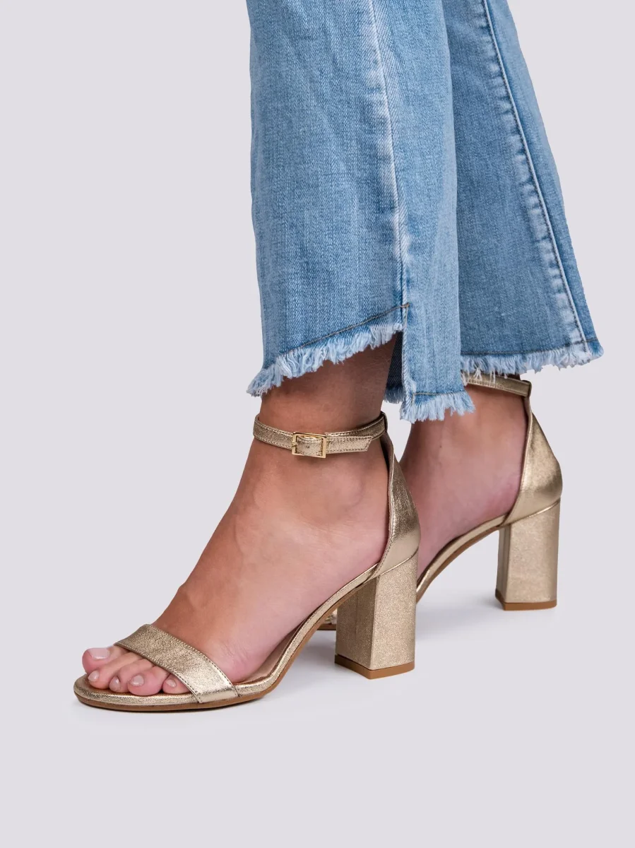 Sandalo con tacco spesso in pelle laminata oro - immagine 6