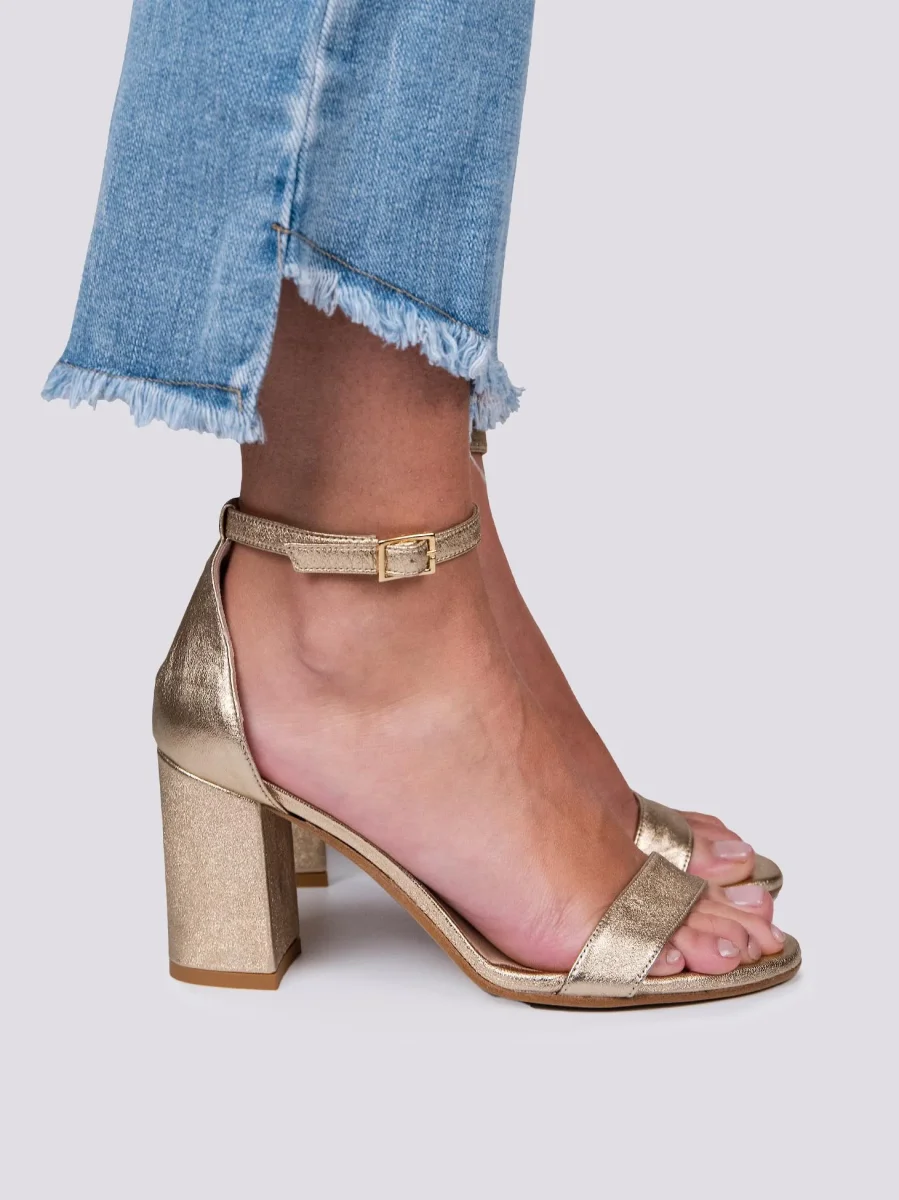 Sandalo con tacco spesso in pelle laminata oro - immagine 5