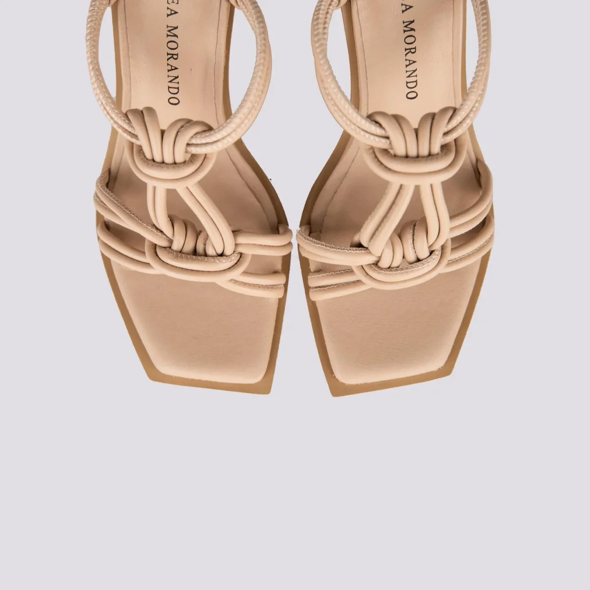 Sandalo in pelle con tacco spesso e listini intrecciati - immagine 4