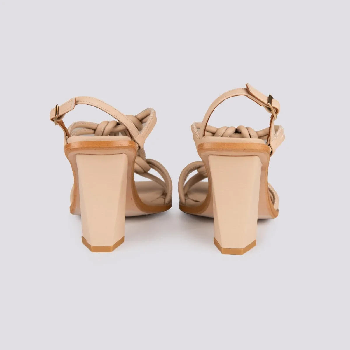 Sandalo in pelle con tacco spesso e listini intrecciati - immagine 5
