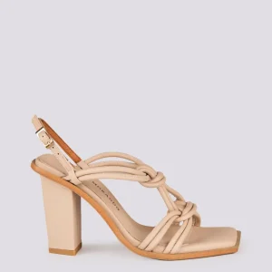 Sandalo in pelle con tacco spesso e listini intrecciati