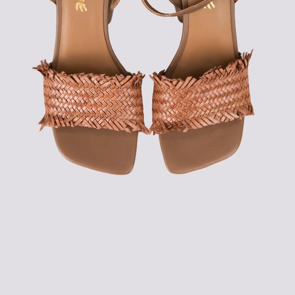 Sandalo in pelle cuoio con tacco spesso e listino frontale intrecciato - immagine 5