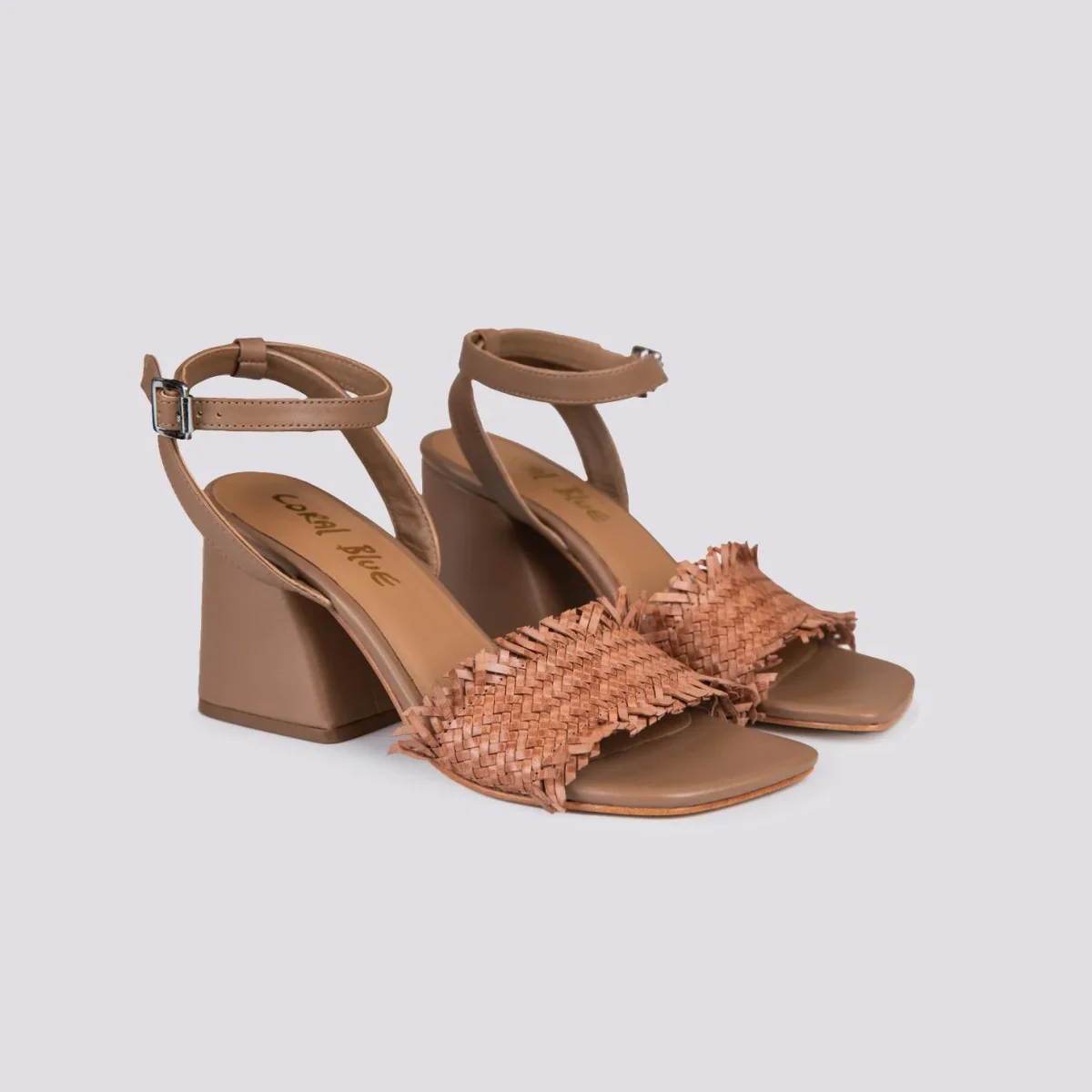 Sandalo in pelle cuoio con tacco spesso e listino frontale intrecciato - immagine 3