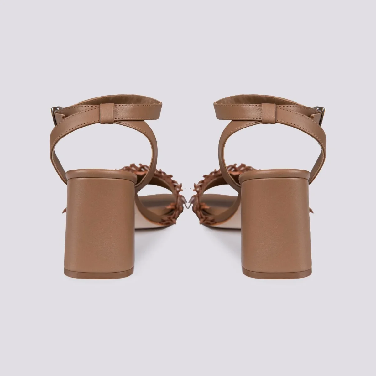 Sandalo in pelle cuoio con tacco spesso e listino frontale intrecciato - immagine 4