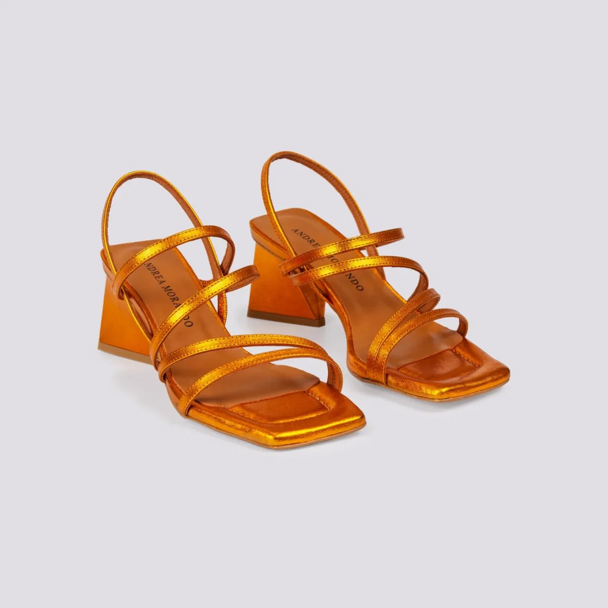 Sandalo in pelle laminata arancio con tacco optical e listini - immagine 3