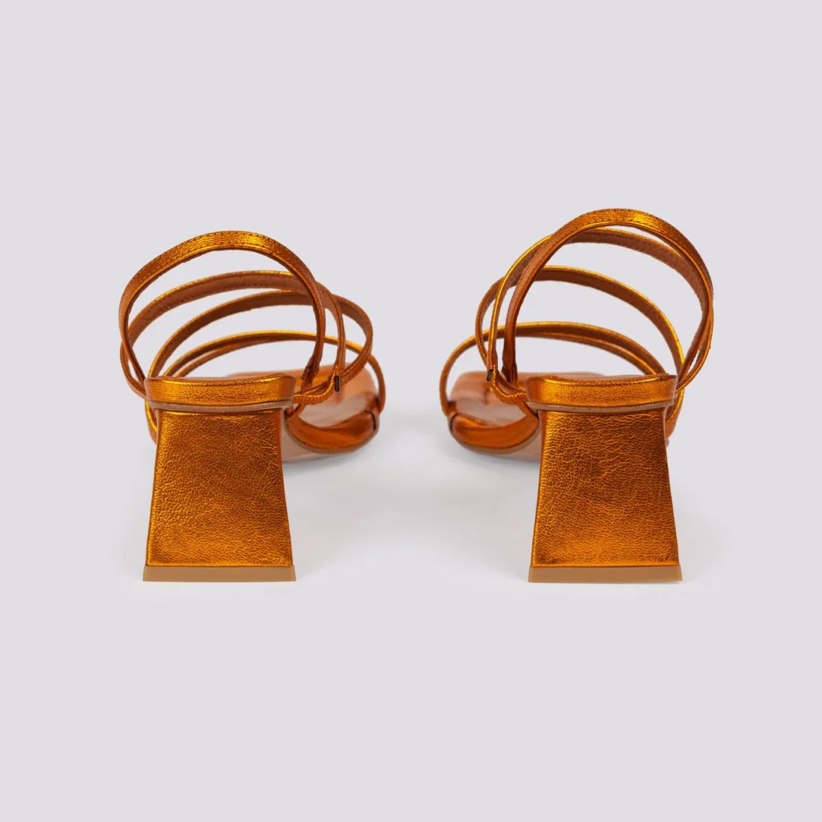 Sandalo in pelle laminata arancio con tacco optical e listini - immagine 4